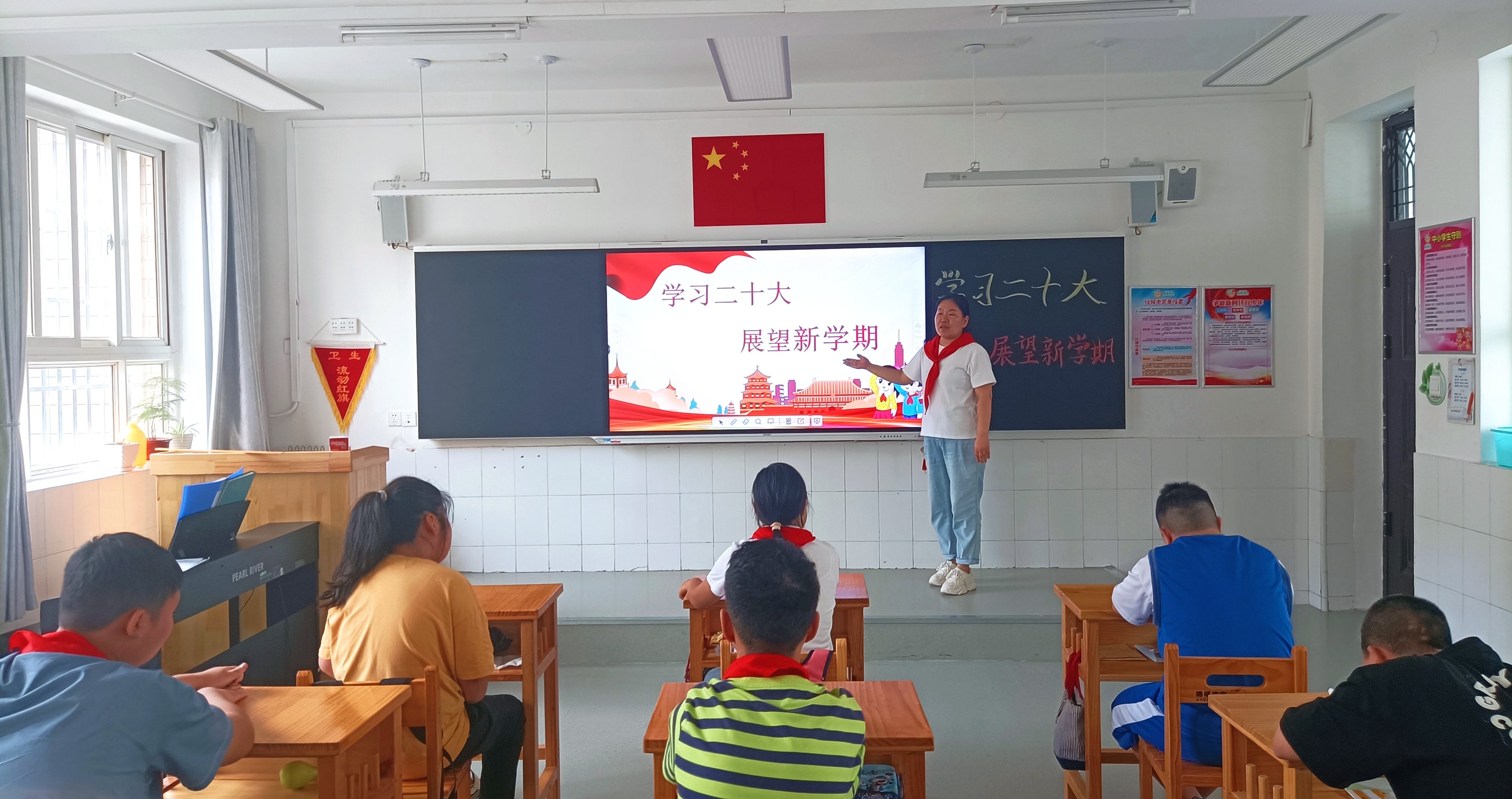 辅导员岳志沛和少先队员开展主题活动.jpg