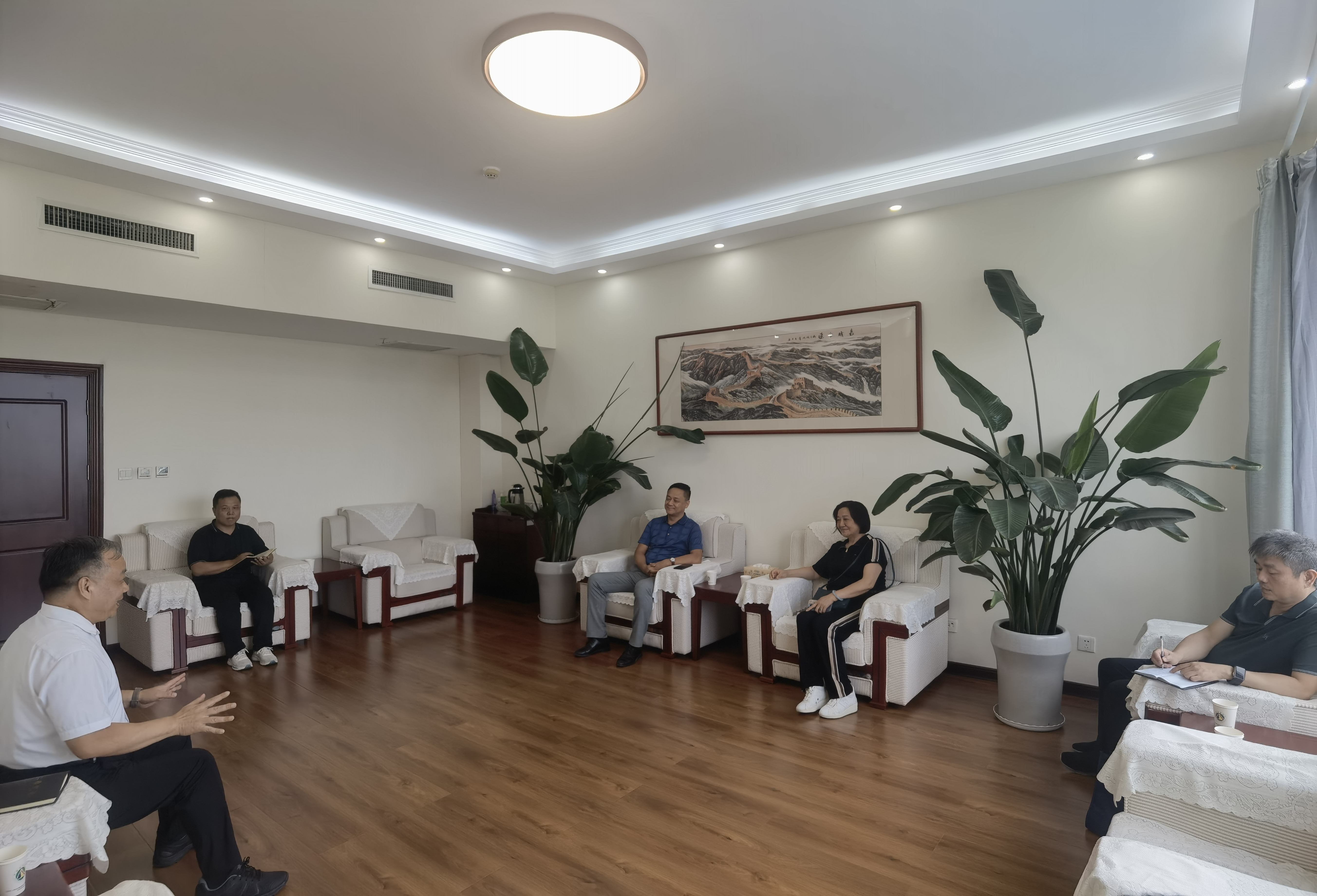 1、调研组与安阳市应急管理局党委书记、局长梁顺德（左一）重点探讨了“三全管理”机制.jpg
