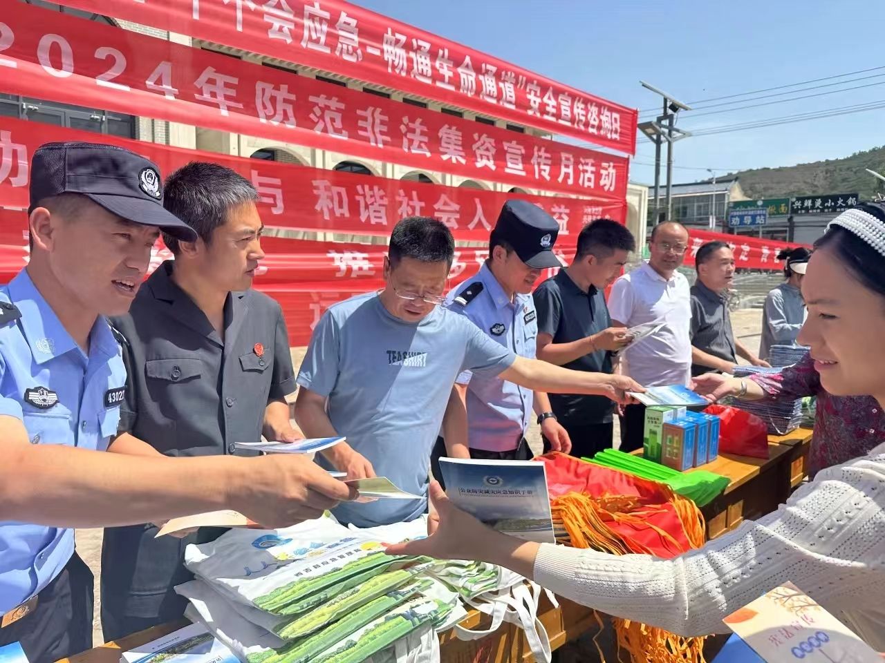 2024年6月,将台堡法庭工作人员在单家集民族团结广场向群众宣传安全生产知识。.jpg 2024年6月,将台堡法庭工作人员在单家集民族团结广场向群众宣传安全生产知识。.jpg