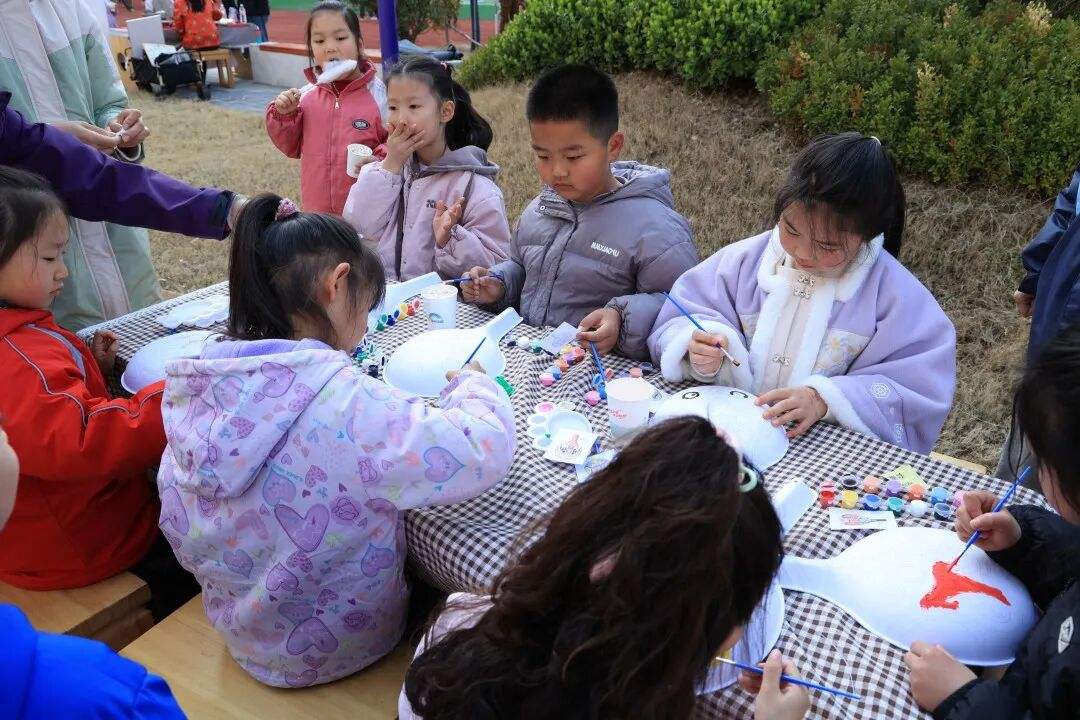 4  艺术展区马勺彩绘吸引学生踊跃参与.jpg