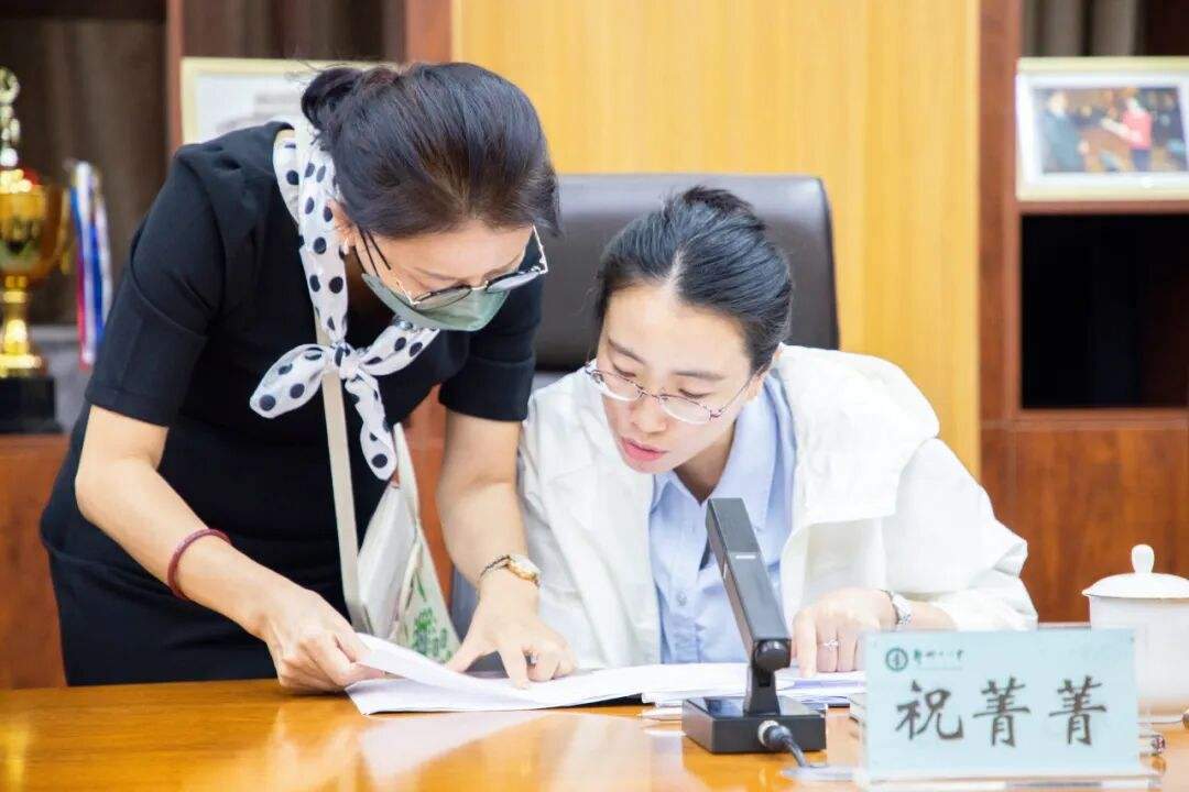 5、翻阅档案.jpg